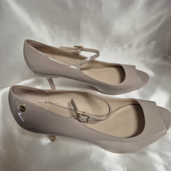 Calvin Klein Loretta nudes patent leather peep toe heels - Picture 3 of 7